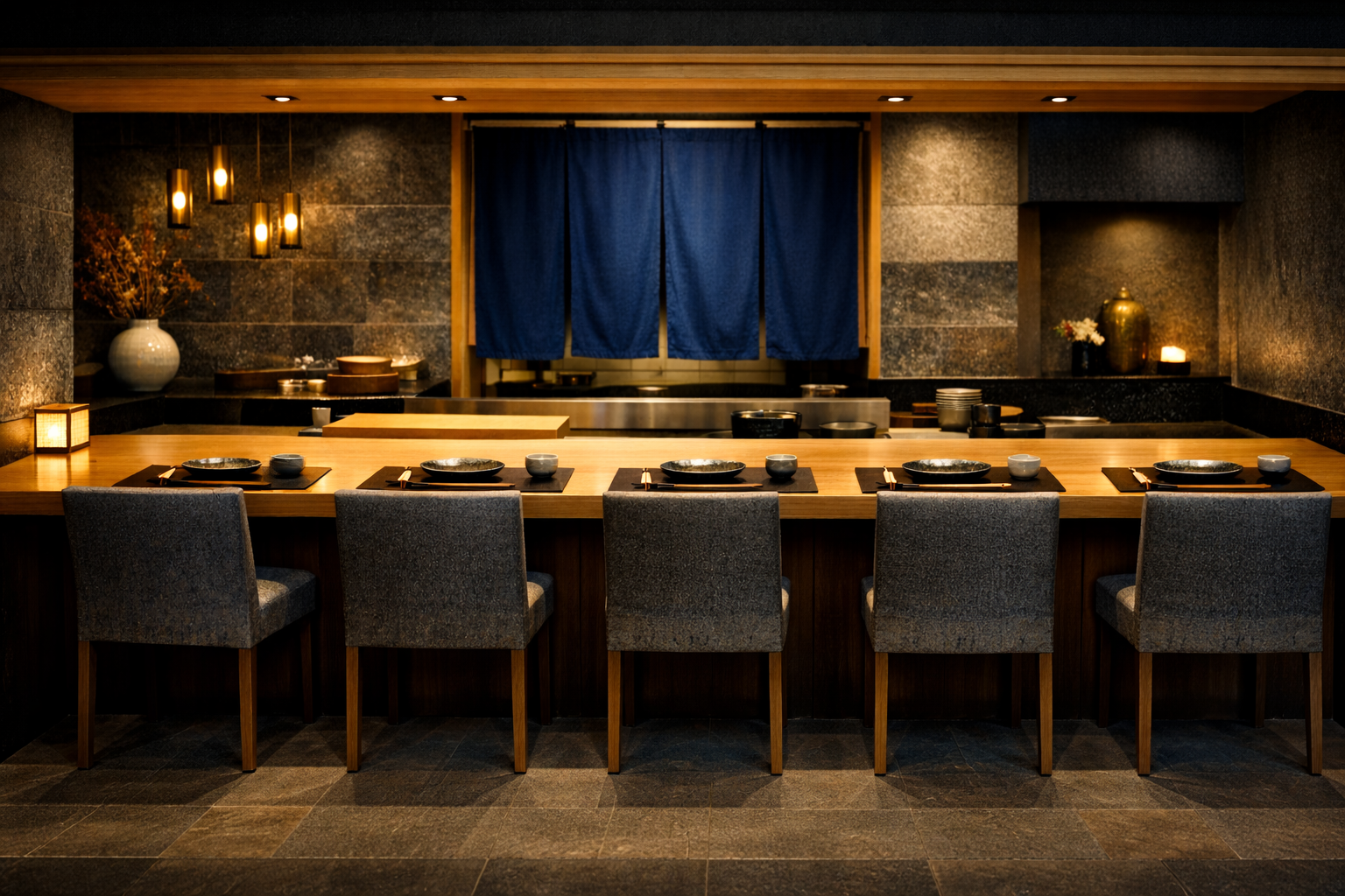 料理人が丁寧に仕込む様子